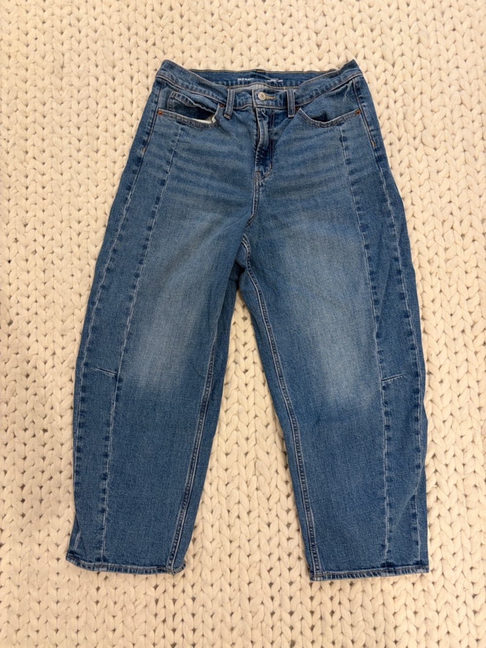 Old Navy Women’s High Rise Barrel Ankle Jeans in Medium Wash. Size 10